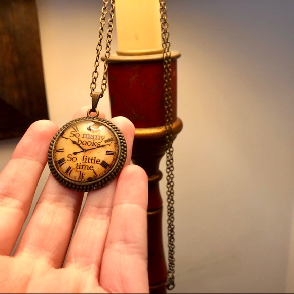 “So many books, so little time” necklace - Picture 3 of 5